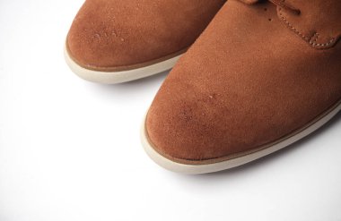 Beyaz arka planda su damlaları olan süet ayakkabılar. Ayakkabı koruması.