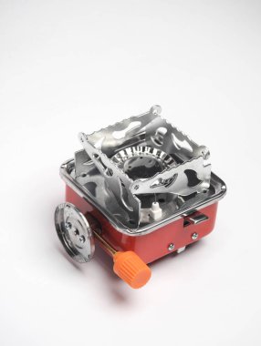 Beyaz arka planda taşınabilir gaz ocağı