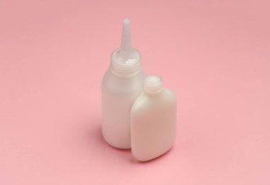 Pembe pastel arka planda saç boyama tüpleri