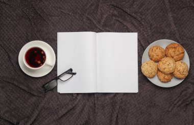 Boş defter ya da yatakta dergi ve kahvaltı..