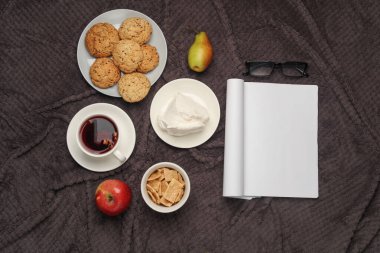 Boş defter ya da yatakta dergi ve kahvaltı..