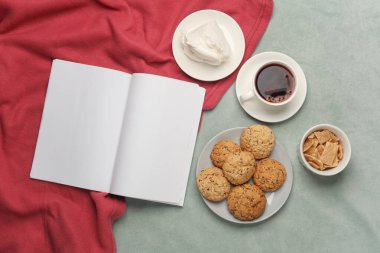 Yatakta defter ya da dergi ve kahvaltı aç. Üst görünüm