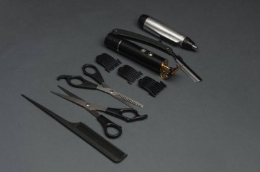 Koyu gri arka planda çalışan berber. Düzen.