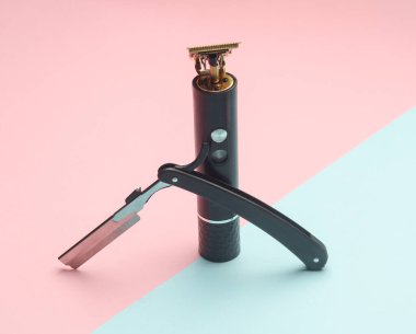 Modern sakal kesme makinesi ve mavi pembe arka planda düz jilet.