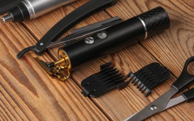 Berber, ahşap arka planda çalışıyor. Düzen.