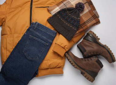 Beyaz arka planda erkek kış kıyafetleri. Üst görünüm