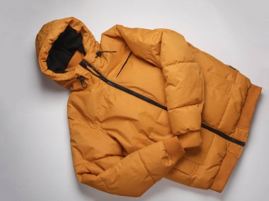 Beyaz arka planda kapüşonlu sarı kış ceketi