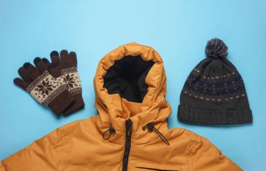 Mavi arka planda erkek kışlık giysileri. Üst görünüm