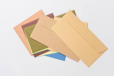 Beyaz arkaplanda renkli zarflar yığını