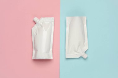 Mavi-pembe arka planda beyaz çantalar