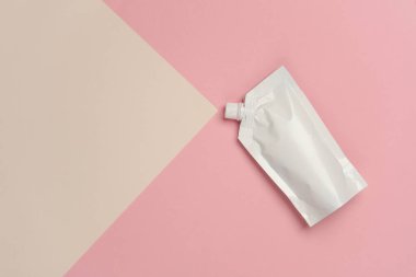 Pembe arka planda Beyaz Doypack