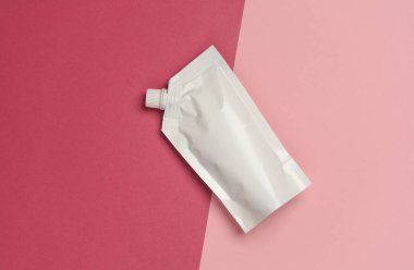 Pembe arka planda Beyaz Doypack