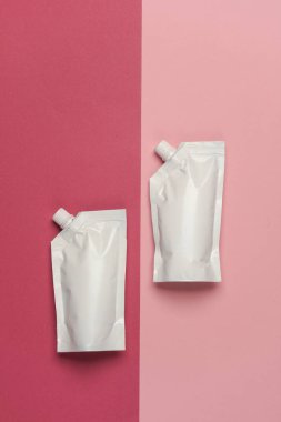 Pembe arka planda beyaz çantalar