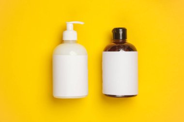 Sarı arka planda bir şişe sıvı sabun.