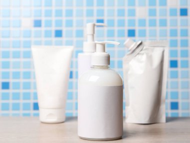 Fayans arka planında banyoda bir şişe kozmetik.