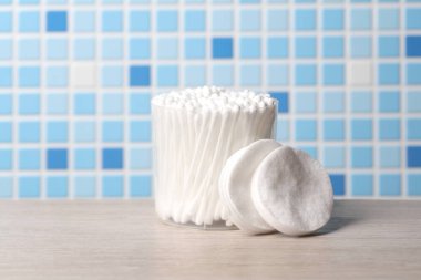 Kulaklıklar şeffaf bir kutuya ve pamuğa yapışır.