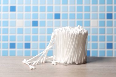 Fayans zemin üzerinde şeffaf bir kutuya takılır.