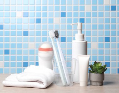 Kişisel hijyen ürünleri banyoda. Sabah rutini