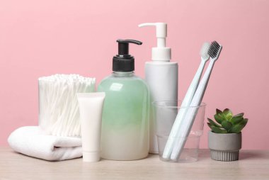 Kozmetik ürünleri iyon pembe arka plan. Kişisel hijyen. Sabah rutini. Güzellik konsepti