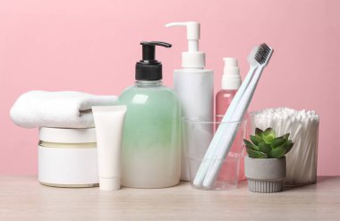 Kozmetik ürünleri iyon pembe arka plan. Kişisel hijyen. Sabah rutini. Güzellik konsepti