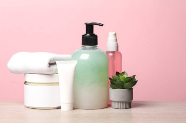 Kozmetik ürünleri iyon pembe arka plan. Kişisel hijyen. Sabah rutini. Güzellik konsepti