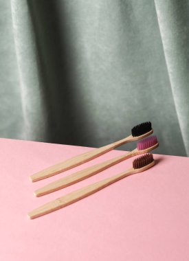 Perdenin arkasında bambu diş fırçaları var. Estetik güzellik hala hayattadır. Minimalizm.