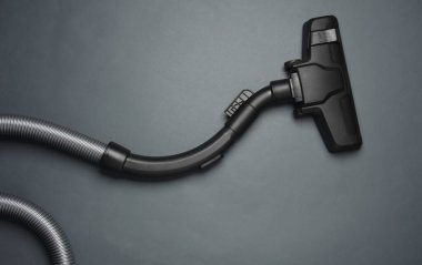 Koyu arkaplanda elektrikli süpürge fırçası