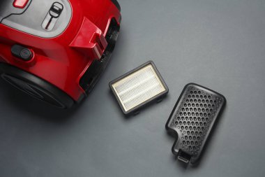 Karanlık arkaplanda filtresi olan elektrikli süpürge.