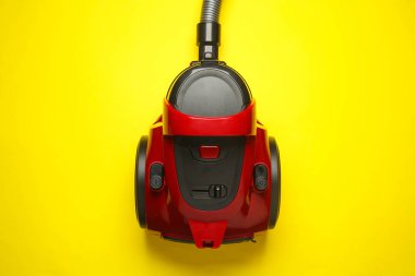 Sarı arkaplanda kırmızı süpürge üst görünümü