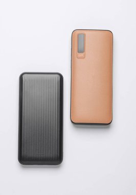 Beyaz arka planda iki dış güç bankası pili.