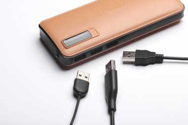 Beyaz zemin üzerinde birçok kablo ile dış batarya güç bankası