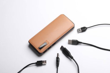 Beyaz zemin üzerinde birçok kablo ile dış batarya güç bankası