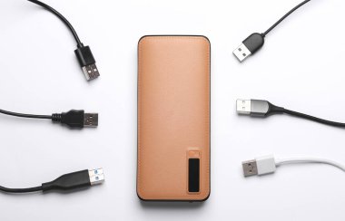 Beyaz zemin üzerinde birçok kablo ile dış batarya güç bankası