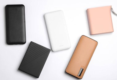 Beyaz arkaplanda farklı güç bankaları (dış bataryalar)