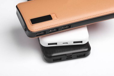 Beyaz arkaplanda farklı güç bankaları (dış bataryalar)