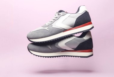 Mor arka planda yüzen spor ayakkabıları