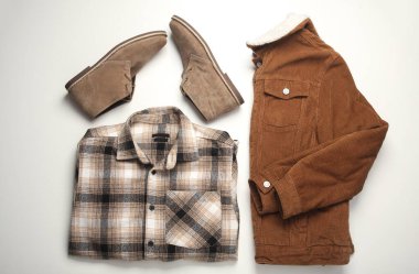 Beyaz arka planda erkek kıyafetleri, ayakkabılar ve aksesuarlar. Sonbahar mevsimlik giysileri. Üst Manzara. Düz yatıyordu