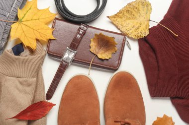 Erkek kıyafetleri, ayakkabılar ve aksesuarlar sonbahar yapraklı beyaz bir arka planda. Mevsimlik kıyafetler. Üst Manzara. Düz yatıyordu