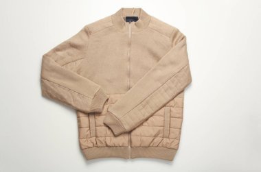 Beyaz arka planda sonbahar erkek ceketi