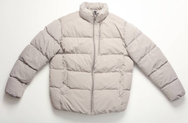 Beyaz arka planda kış grisi bir ceket