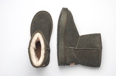 Kürklü, beyaz arka planlı kadın süet botları. Üst görünüm