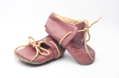 Çocuk retro beyaz arka planda ayakkabı kullandı