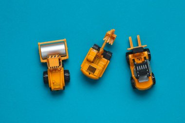 Mavi arkaplanda önkol, kazı, asfalt kaldırım taşı