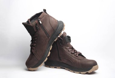 Beyaz arka planda kahverengi deri çizmeler