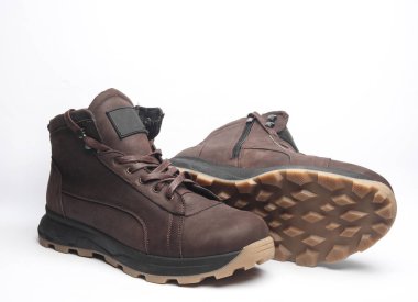 Beyaz arka planda kahverengi deri çizmeler