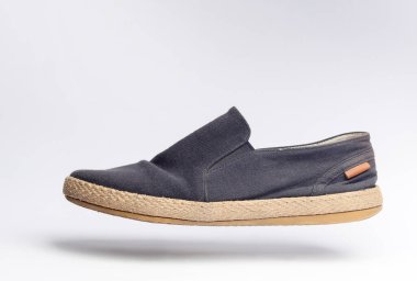 Beyaz arka planda süzülen spor ayakkabısı