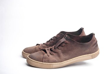 Beyaz arka planda deri ayakkabılar