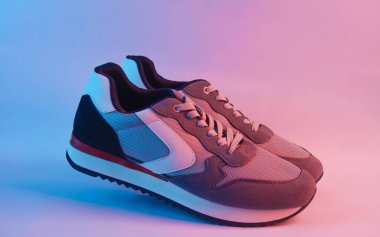 Neon ışıkta moda spor ayakkabıları