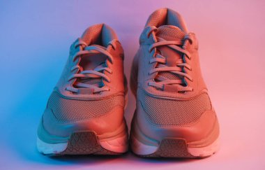 Neon ışıkta moda spor ayakkabıları