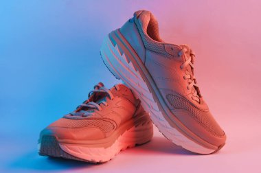 Neon ışıkta moda spor ayakkabıları